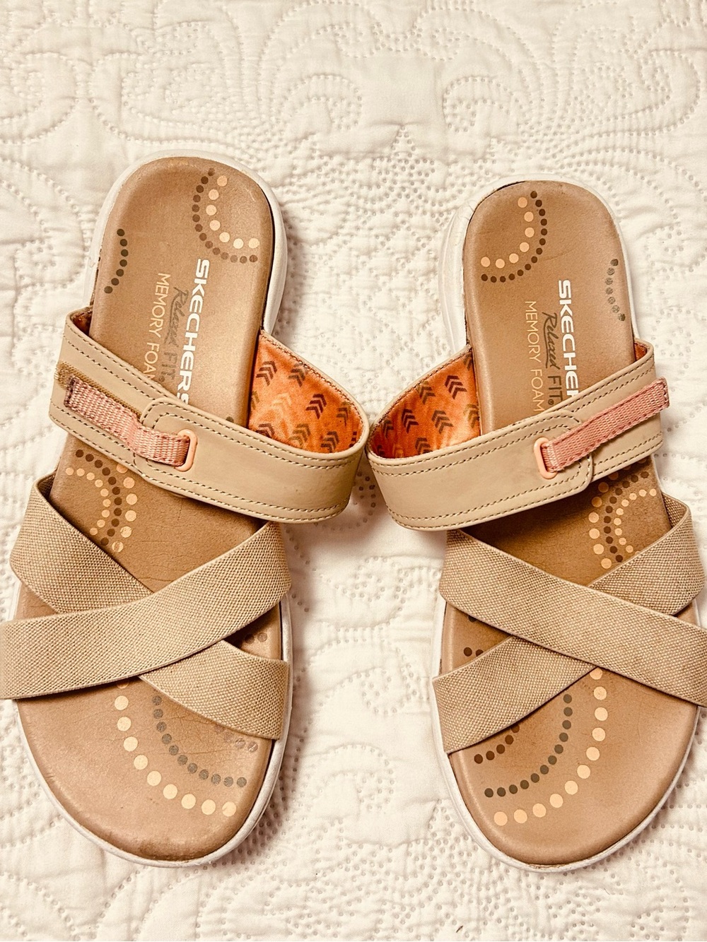 Skechers Women's Tan/Cream Memory Foam Slide Sandals Size 7 Used.